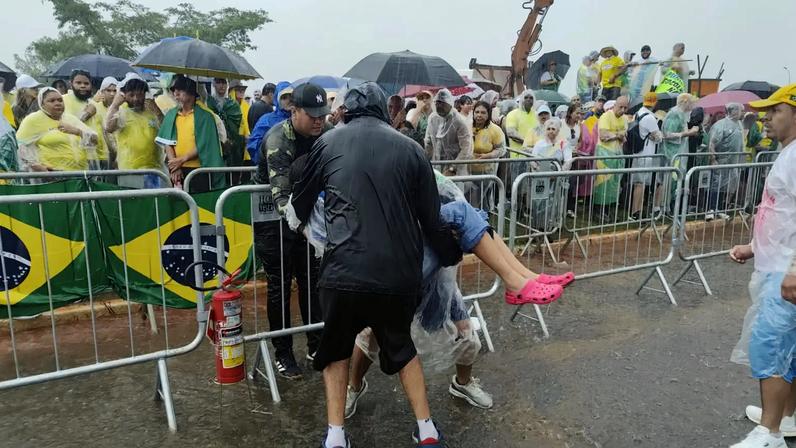 Cerca de 30 pessoas que estavam na Caminhada pela Liberdade foram socorridas, sendo 10 em estado grave. (Foto: Aline Rechmann/Gazeta do Povo)