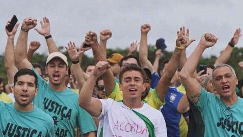 Caminhada de Nikolas se converteu em palanque para família Bolsonaro