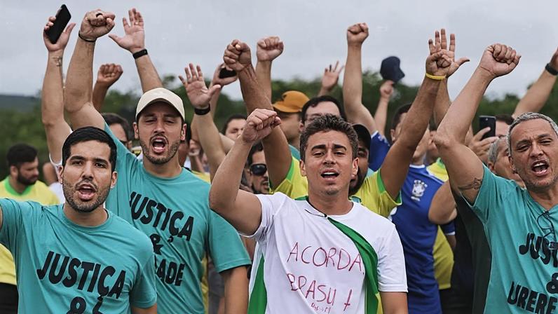 Nikolas Ferreira durante caminhada entre Minas Gerais e o Distrito Federal