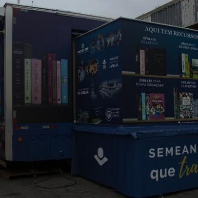 Caminhão com Bíblias chega a Santos para distribuição