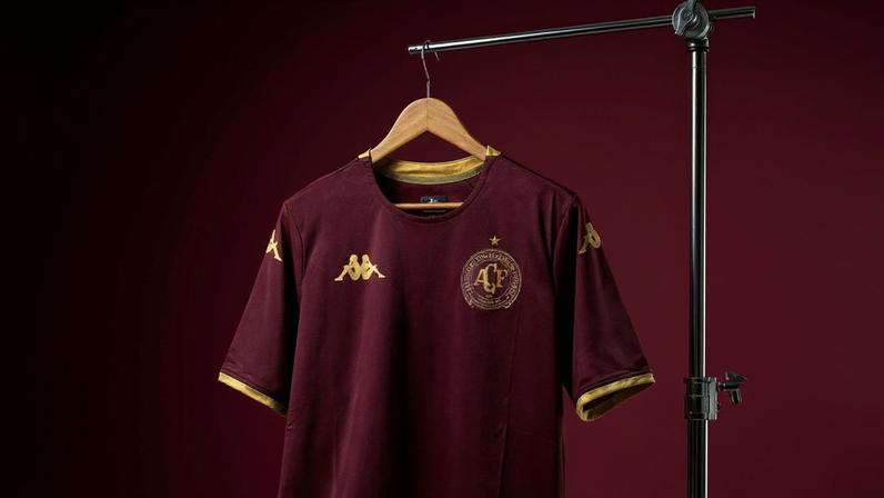 Nova camisa de goleiros da Chapecoense, homenageando o Torino da Itália — Foto: Luiz Ferrazzo e Fábio Ferrari / ACF