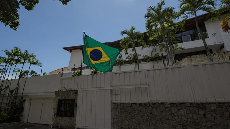 Bandeira do Brasil foi hasteada na Embaixada da Argentina na Venezuela — Foto: HENRY CHIRINOS/EPA-EFE/REX/Shutterstock