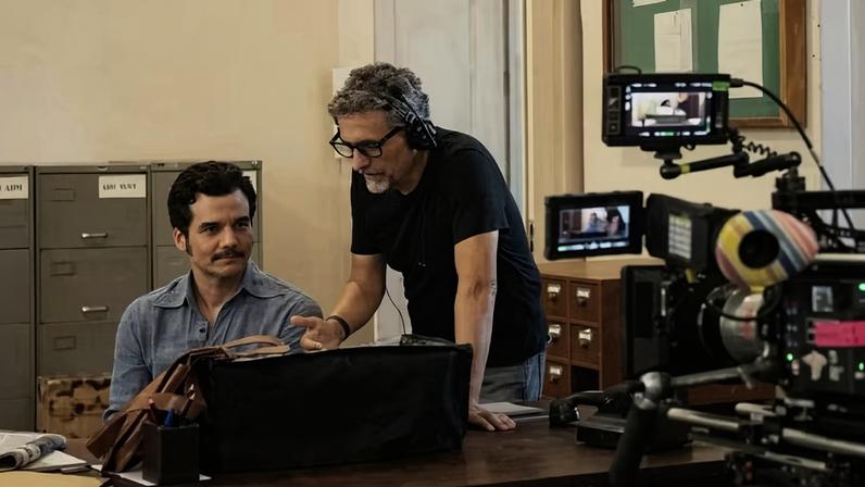 Kleber Mendonça Filho dirigindo Wagner Moura em 'O Agente Secreto' — Foto: Divulgação
