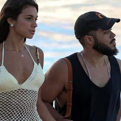 Fran Gil e Alane Dias caminham à beira-mar em Noronha