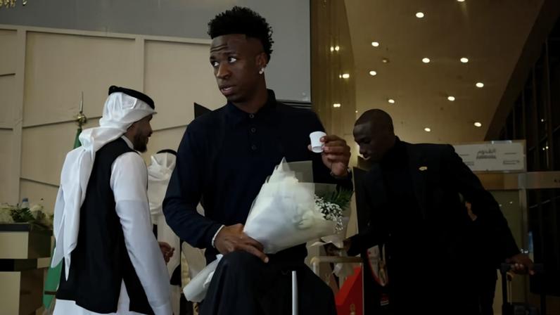 Vinicius Junior na chegada do Real Madrid em Jedá, para a disputa da Supercopa da Espanha — Foto: Antonio Villalba e María Jiménez / Real Madrid