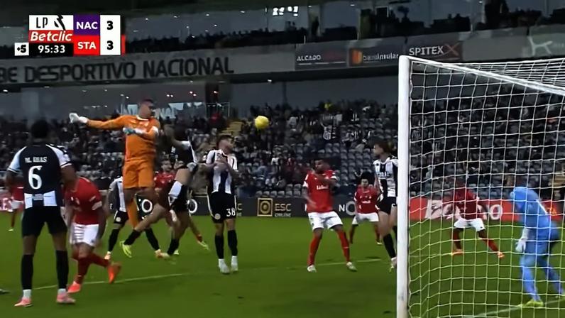 Ex-Botafogo salva Santa Clara com assistência de cabeça de goleiro ex-Flamengo; veja