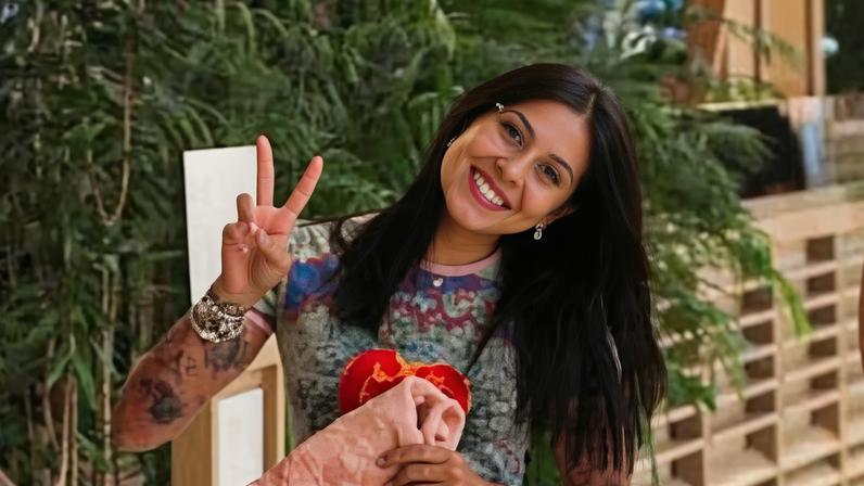 Ana Castela esbanja simpatia ao ser abordada por paparazzo no Rio