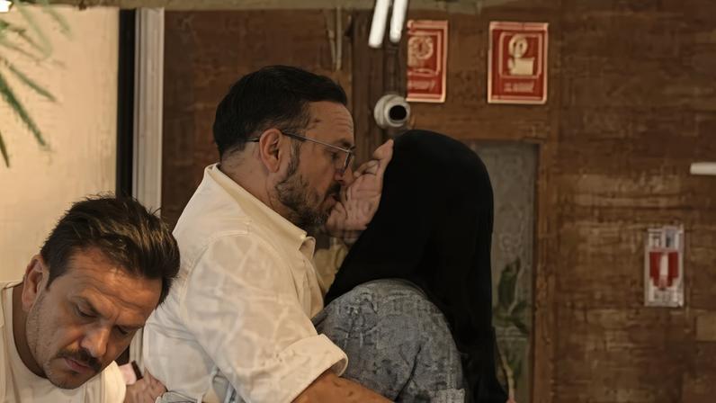 Belo e Rayane Figliuzzi são vistos aos beijos em jantar romântico no Rio