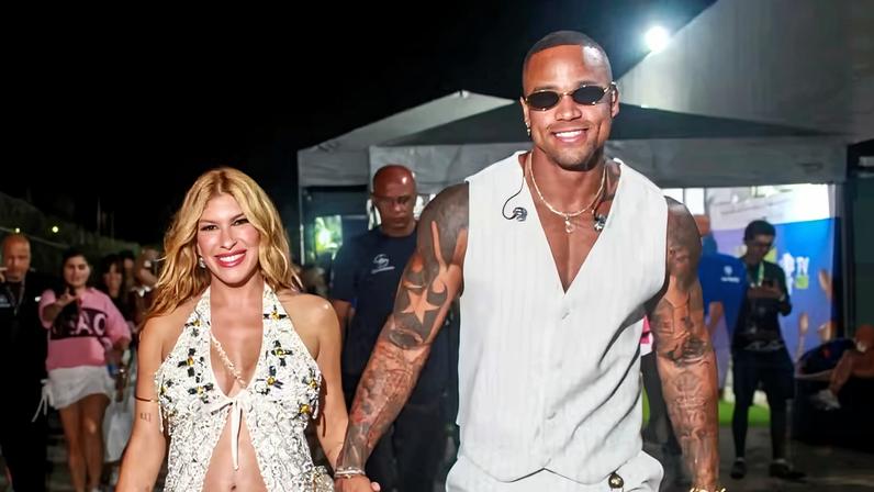 Grávidíssima, Lore Improta aposta em look ousado com barriga de fora para show de Léo Santana