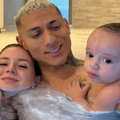 Richarlison e Amanda Araújo revelam 1º banho de piscina do filho