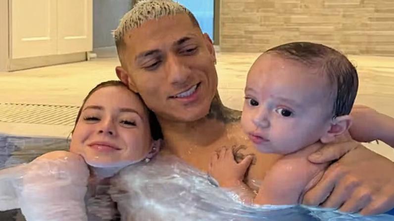 Richarlison e Amanda Araújo encantam ao mostrar o 1º banho de piscina do filho