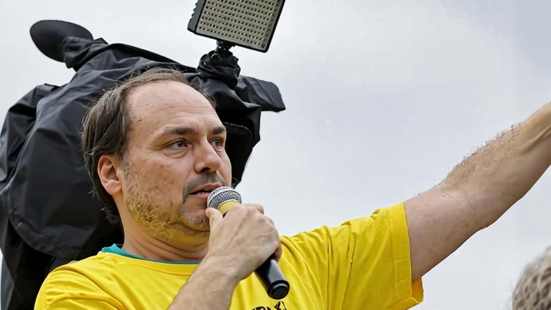 Resistência à chapa em SC impede recuo de Carlos Bolsonaro