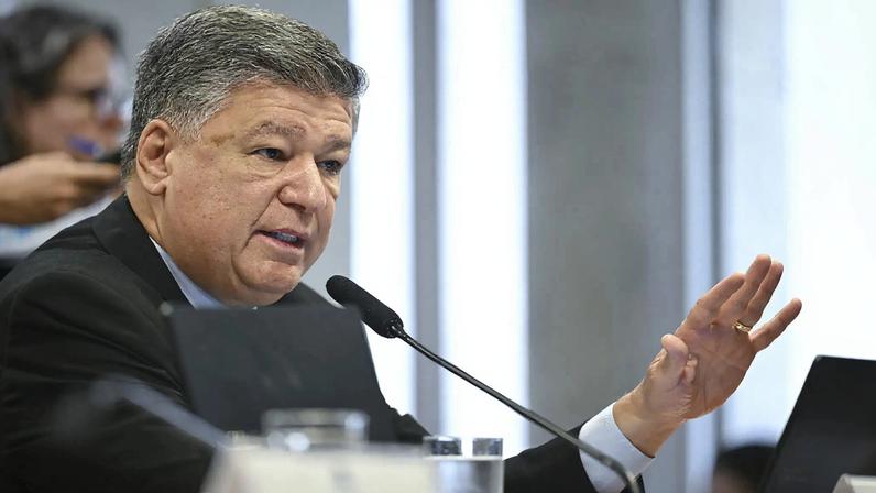 Presidente da CPMI cobra depoimento do dono do Banco Master e diz que decisões judiciais vêm “blindando” o empresário. (Foto: Saulo Cruz/Agência Senado)