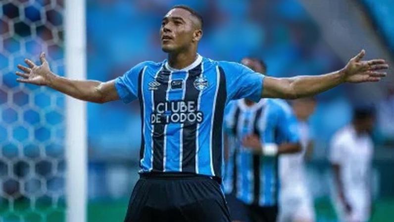 Carlos Vinícius comemora um dos gols que marcou na goleada do Grêmio sobre o São Luiz