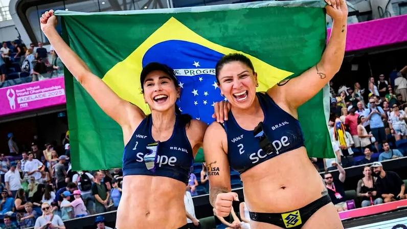 Carol e Rebecca conquistam o bronze no Mundial de Vôlei de Praia 2025 (Foto: Volleyball World)