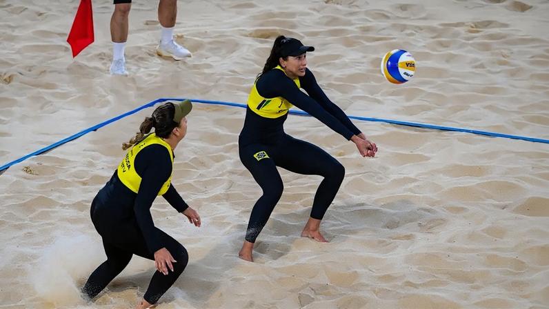 Carol e Rebecca disputam o bronze no Mundial de Vôlei de Praia 2025 (Foto: Volleyball World)