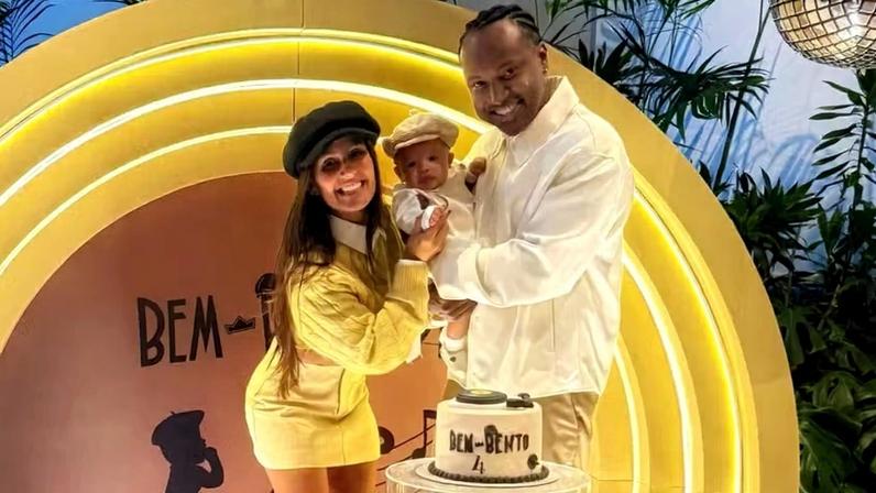 Carol Peixinho e Thiaguinho celebram quatro meses do filho — Foto: reprodução/Instagram