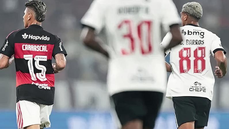 Carrascal e Barros antes da expulsão do volante vascaíno em Flamengo x Vasco