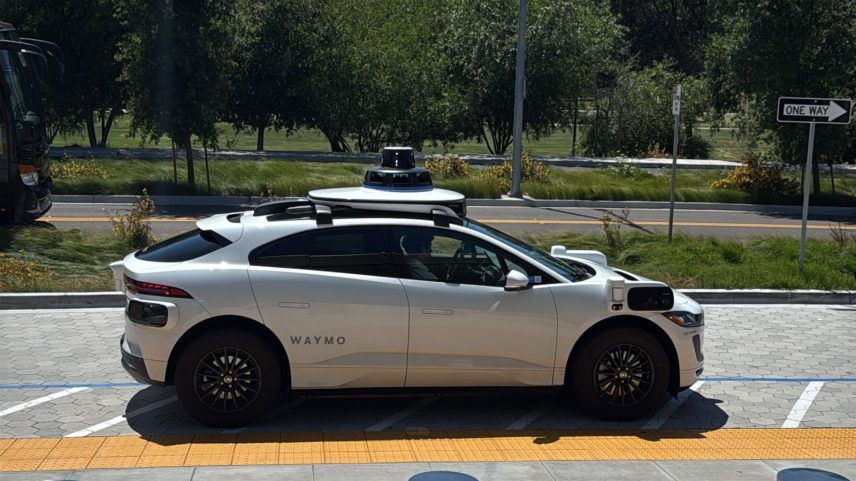 Veículo autônomo da Waymo em Los Angeles, na Califórnia — Foto: Alexandre Lopes/g1 Santos