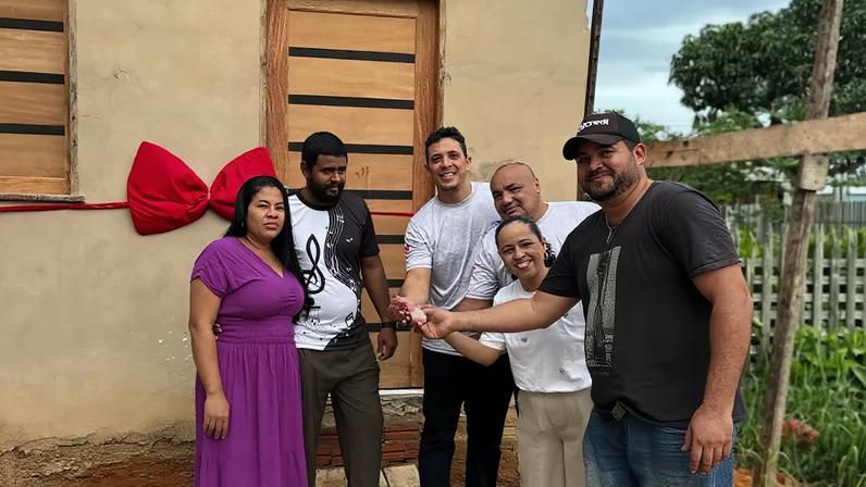 Família beneficiada com a nova casa em Cruzeiro do Sul, Acre.