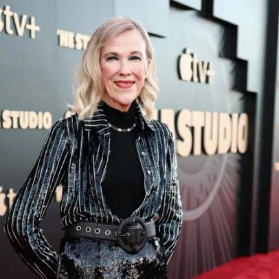 Áudio de 911 mostra Catherine O’Hara com dificuldade para respirar antes do hospital