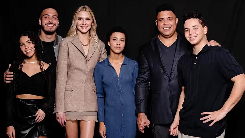 Celina Locks com Ronaldo Fenômeno e os filhos do ex-jogador: Ronald, Alex, Maria Sophia e Maria Alice — Foto: Reprodução/Jeff Porto