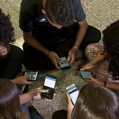 MEC pesquisa restrição de celular em escolas após um ano da lei