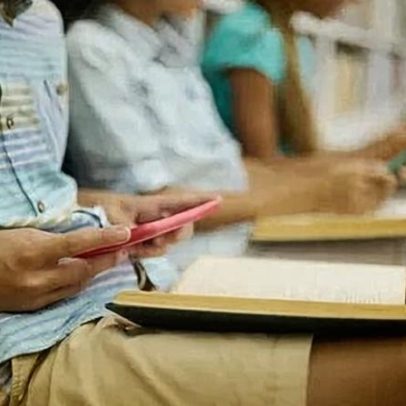 Um ano sem celular em sala de aula: mudanças no cotidiano escolar