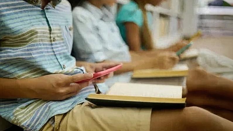 Estudo feito nos EUA mostrou que adolescentes passam mais de uma hora do dia letivo mexendo em aplicativos como TikTok e Instagram