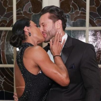 Namorado de Gracyanne Barbosa troca beijo com piloto em público