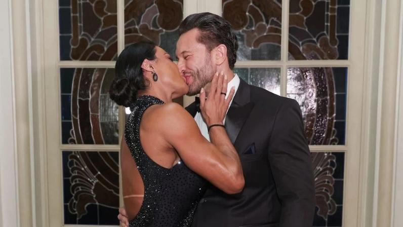 Gracyanne Barbosa e novo namorado, Gabriel Cardoso, trocam beijos em 1ª aparição pública do casal: 'Fase incrível'