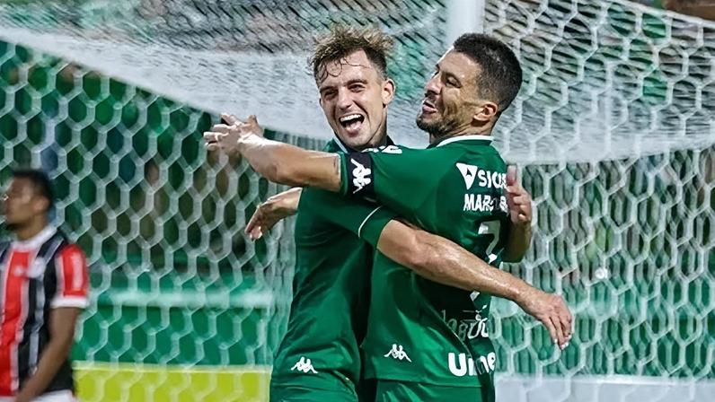 Carvalheira e Marcinho comemora gol na goleada da Chapecoense no Catarinense