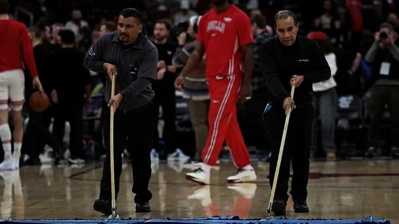 Jogo entre Chicago Bulls e Miami Heat pela NBA precisou ser adiado (Foto: Geoff Stellfox/Getty Images)