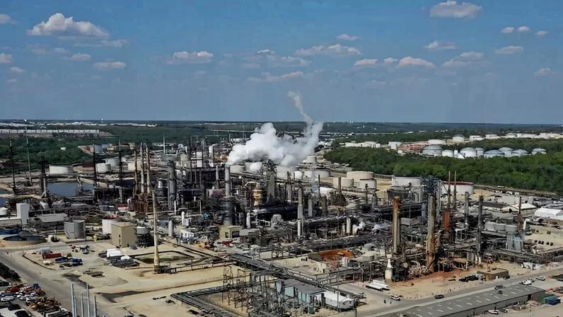 A refinaria da Citgo em Lemont, Illinois, fornece milhões de galões de combustível por dia ao mercado de Chicago