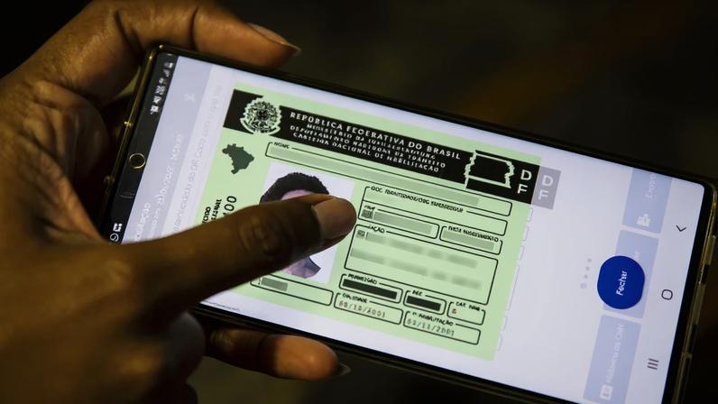 CNH Digital -,Carteira de Trânsito para Celular, Carteira Nacional de Habilitação (Foto: Marcello Casal Jr / Agência Brasi)