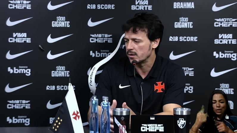 Barata (à esquerda) "invade" coletiva de Fernando Diniz, do Vasco