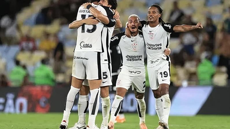 Jogadores do Corinthians celebram após o apito final no Maracanã