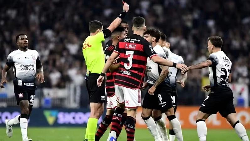 Jogadores de Corinthians e Flamengo se envolvem em confusão