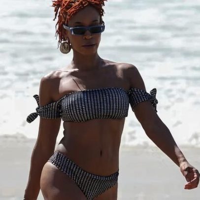 Karol Conká é fotografada em praia de Fernando de Noronha