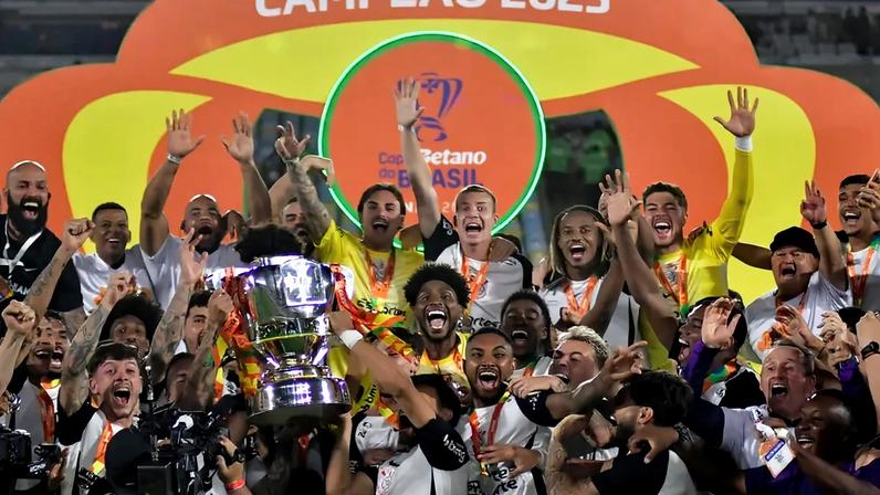 Corinthians levanta a taça de campeão da Copa do Brasil no Maracanã (Foto: Eduardo Carmim/Photo Premium/Gazeta Press)