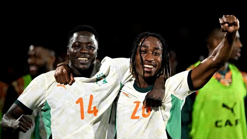Jogos de hoje: Oumar Diakité (#14) e Yan Diomandé (#26), da seleção da Costa do Marfim, comemoram após a partida do Grupo F da Copa Africana de Nações (CAN) contra Gabão (Foto: Khaled Desouki / AFP)
