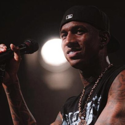 Atacante Talisca recebe prêmio pelo trabalho como rapper