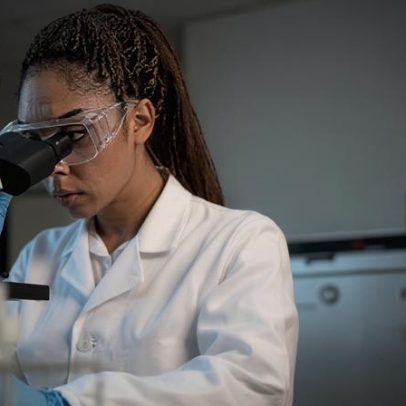 Fiocruz seleciona 140 alunas do ensino médio para experiência científica