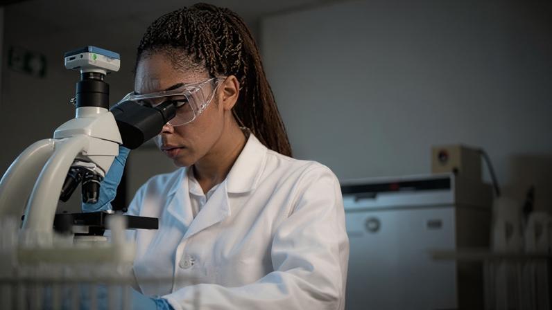 Fiocruz seleciona 140 alunas do ensino médio para experiência científica