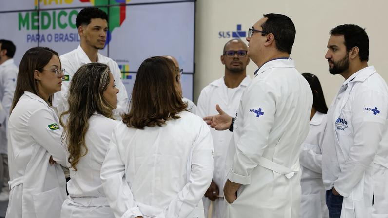 Novos médicos do Programa Mais Médicos durante visita no Super Centro Carioca de Saúde, em Benfica. Foto: Fernando Frazão/Agência Brasil