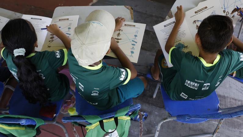 Crianças da Vila dos Pescadores de Ajuruteua participam da Alfamangue, atividade de alfabetização baseada na temática do manguezal do Projeto Mangues da Amazônia, na área da Reserva Extrativista Marinha de Caeté-Taperaçu. Foto: Fernando Frazão/Agência Brasil