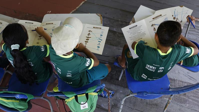 Crianças da Vila dos Pescadores de Ajuruteua participam da Alfamangue, atividade de alfabetização baseada na temática do manguezal do Projeto Mangues da Amazônia, na área da Reserva Extrativista Marinha de Caeté-Taperaçu.
