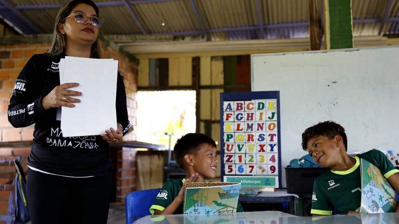 A professora Pamela Gonsalves atua com crianças da Vila dos Pescadores de Ajuruteua na Alfamangue, atividade de alfabetização baseada na temática do manguezal do Projeto Mangues da Amazônia.