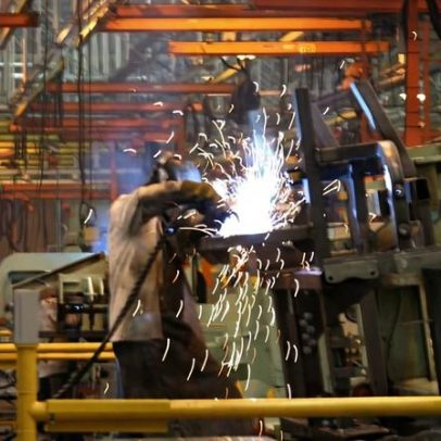 Indústria brasileira avança 2,4% frente a fevereiro de 2020