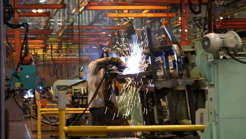 Indústria brasileira opera 2,4% acima do patamar de fevereiro de 2020.